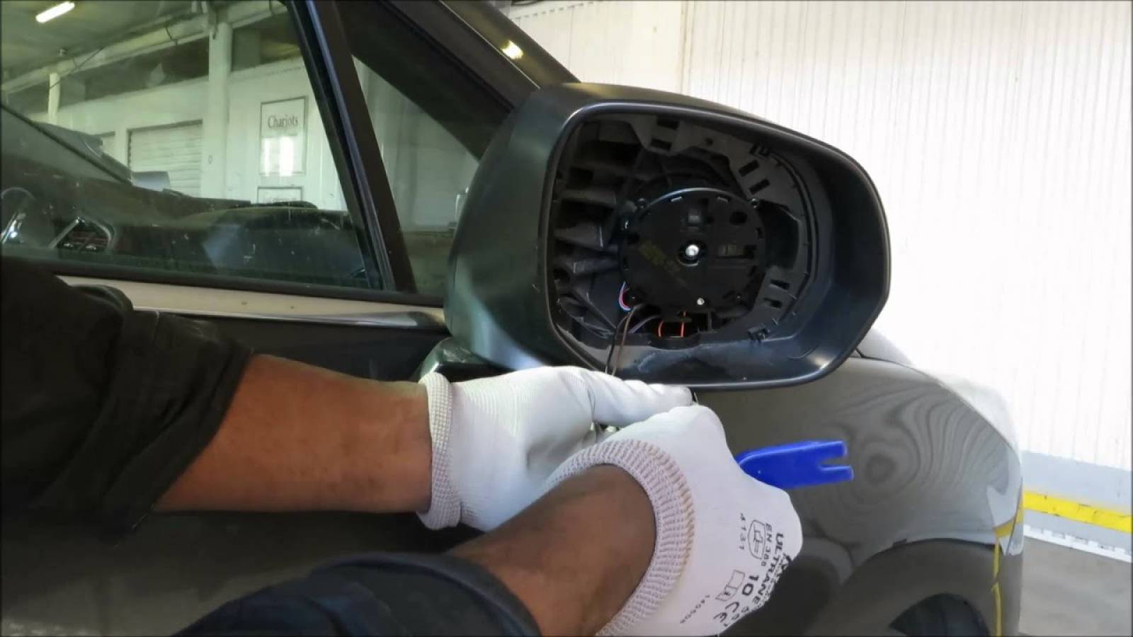 Comment remplacer le rétroviseur intérieur d'une voiture? GarageLibre